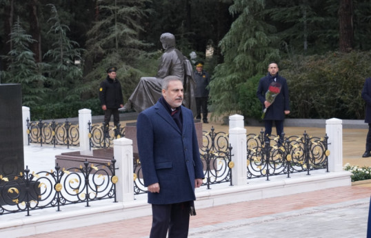 Хакан Фидан в Баку посетил могилу Гейдара Алиева, мемориал турецким воинам и Аллею шехидов