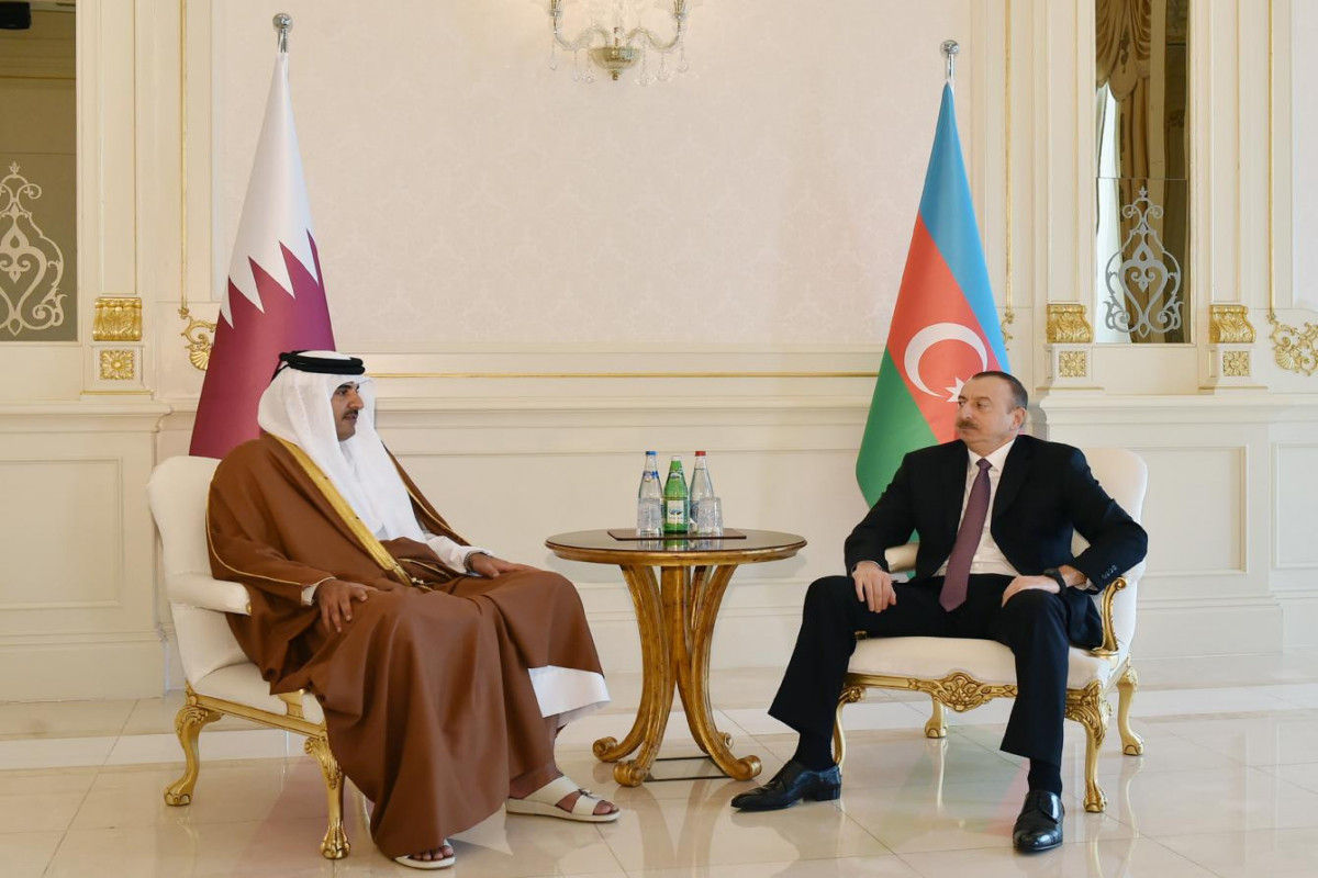 Президент Азербайджана поздравил эмира Катара