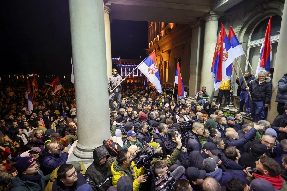 Протестующие в Белграде пытаются штурмовать здание городской администрации