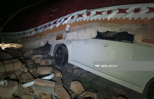 В Западном регионе ветер опрокинул крышу дома на автомобиль-ФОТО 