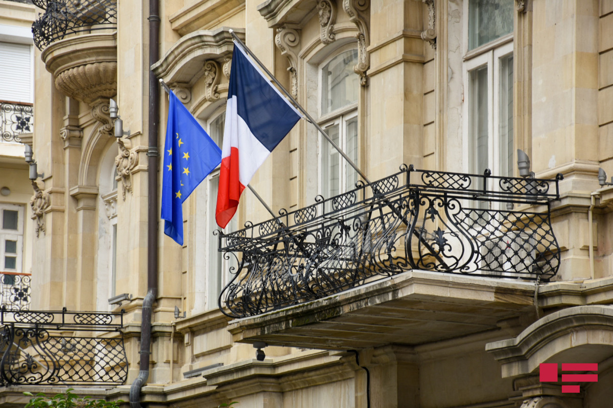 Официальный Баку передал ноту Парижу,  двое сотрудников посольства Франции объявлены «персонами-нон-грата»