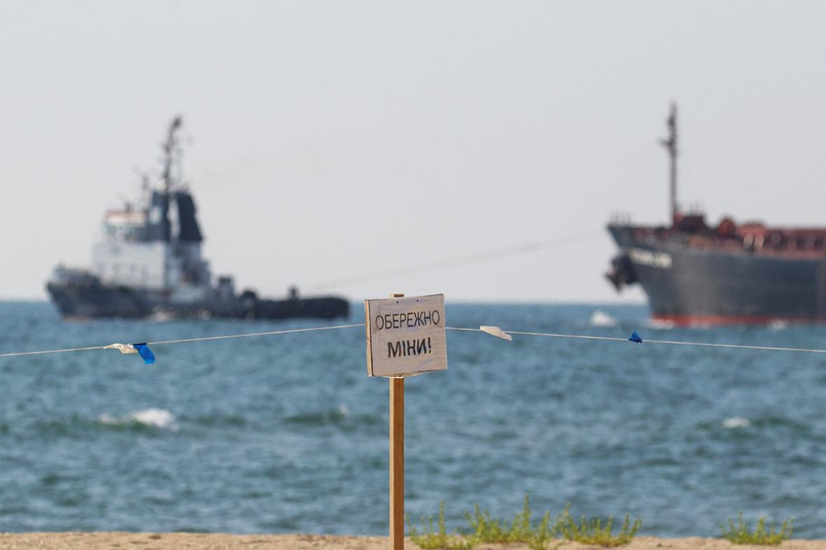 В Черном море грузовое судно подорвалось на мине, 2 человека получили ранения