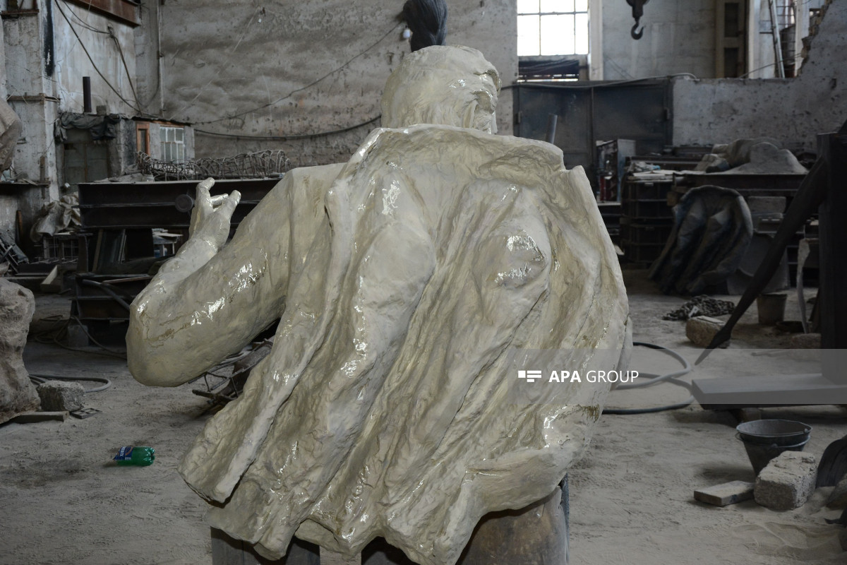 В Азербайджане завершился процесс изготовления памятника Чингизу Айтматову - ФОТО 
