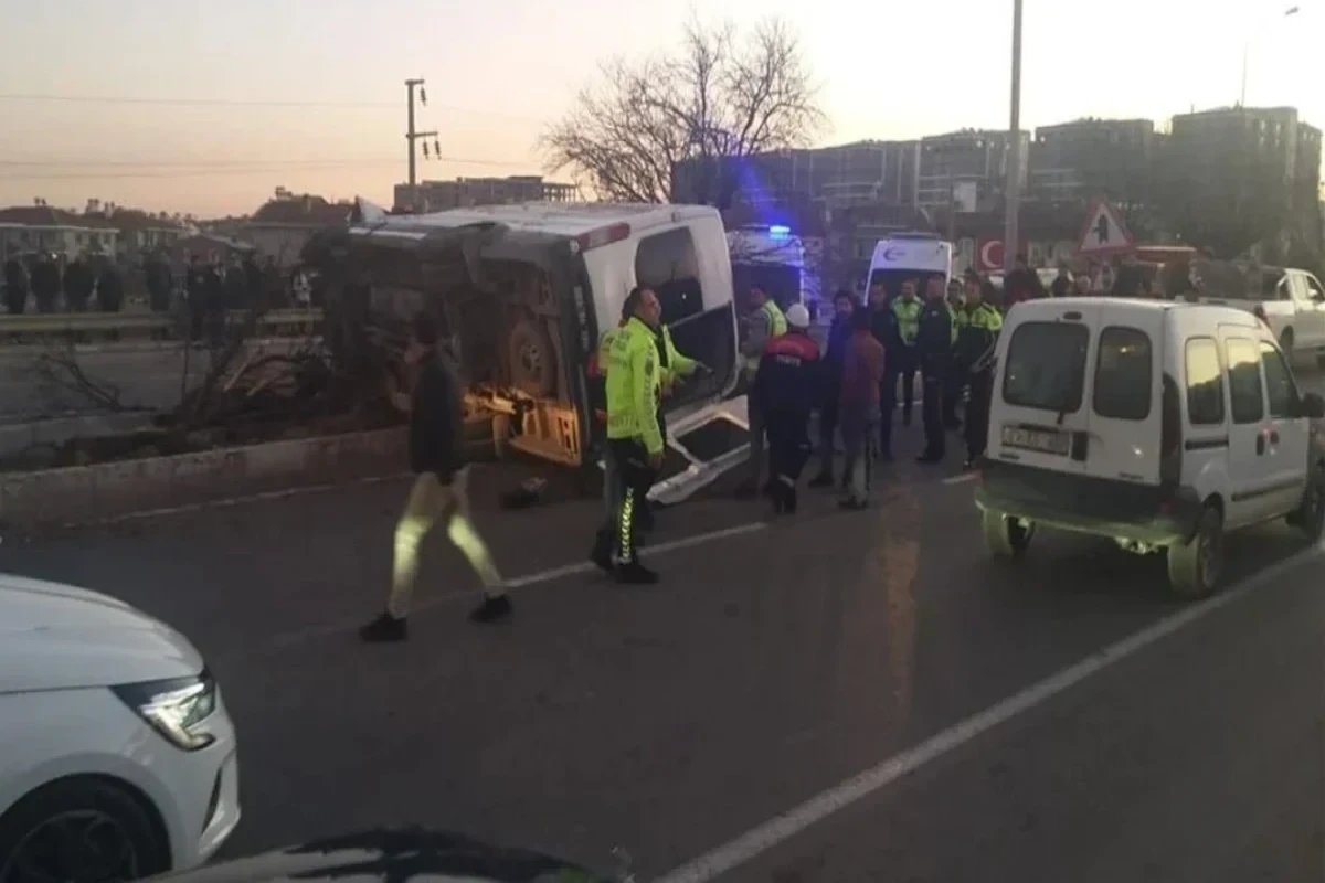 В Турции перевернулся микроавтобус, пострадали 12 человек