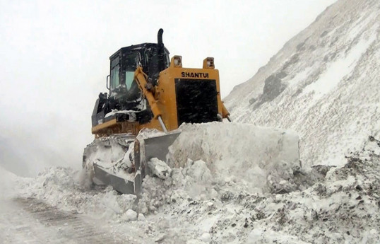 На освобожденных территориях Азербайджана пути снабжения очищаются от снега-ВИДЕО 