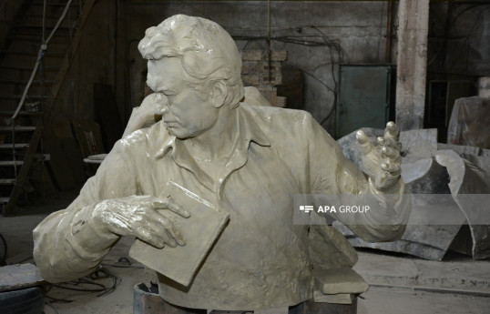 В Азербайджане завершился процесс изготовления памятника Чингизу Айтматову - ФОТО 