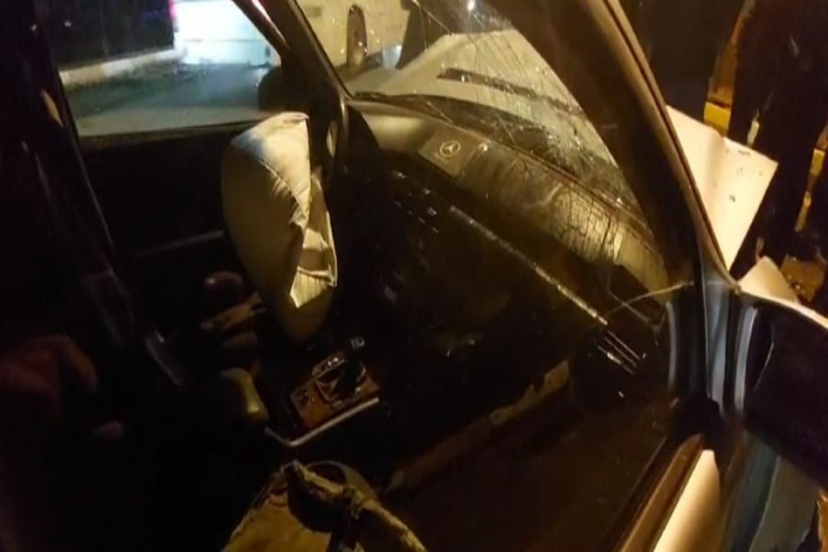 В Баку автомобиль врезался в ограду мечети, есть погибший