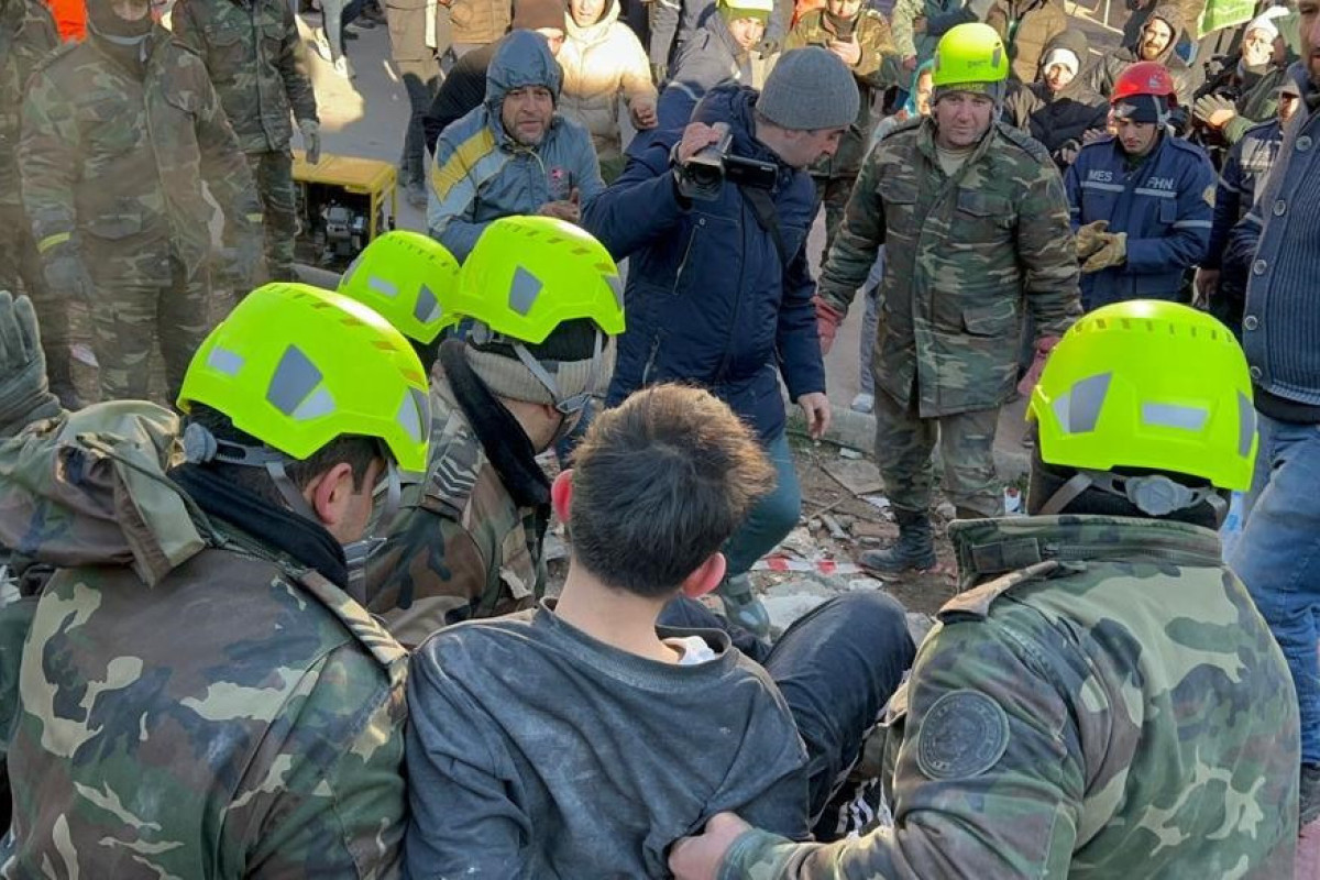 Спасатели МЧС Азербайджана вызволили из-под завалов в Турции 17-летнего юношу и 12-летнюю девочку -ОПЕРАТИВНЫЕ КАДРЫ 