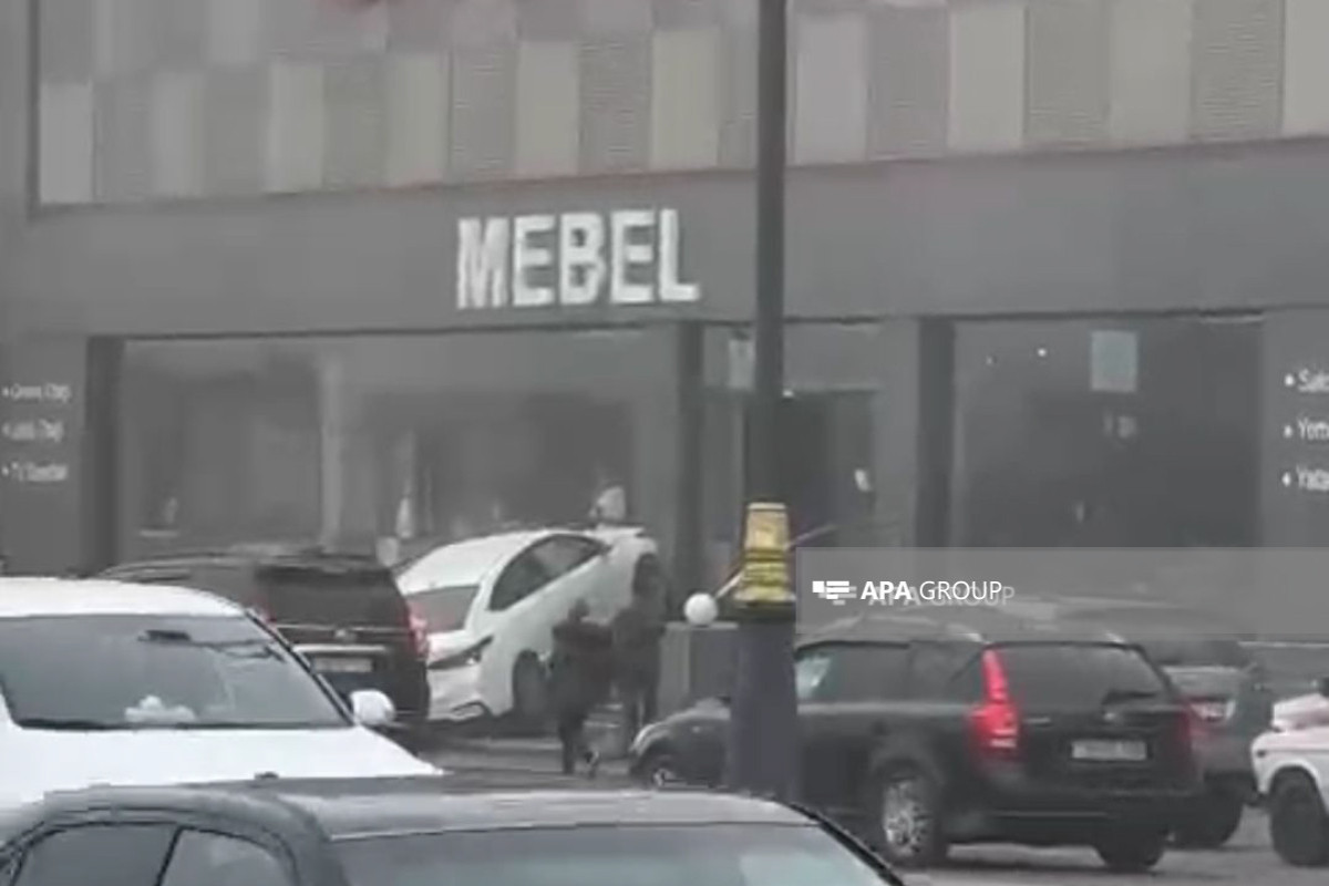 В Баку автомобиль врезался в мебельный салон - ВИДЕО 