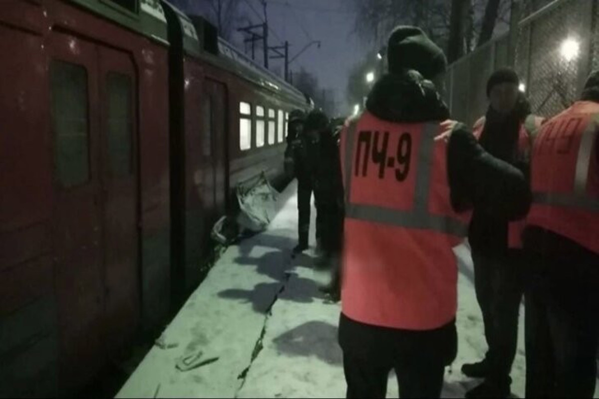 В Подмосковье электропоезд столкнулся с автомобилем, погибли три человека