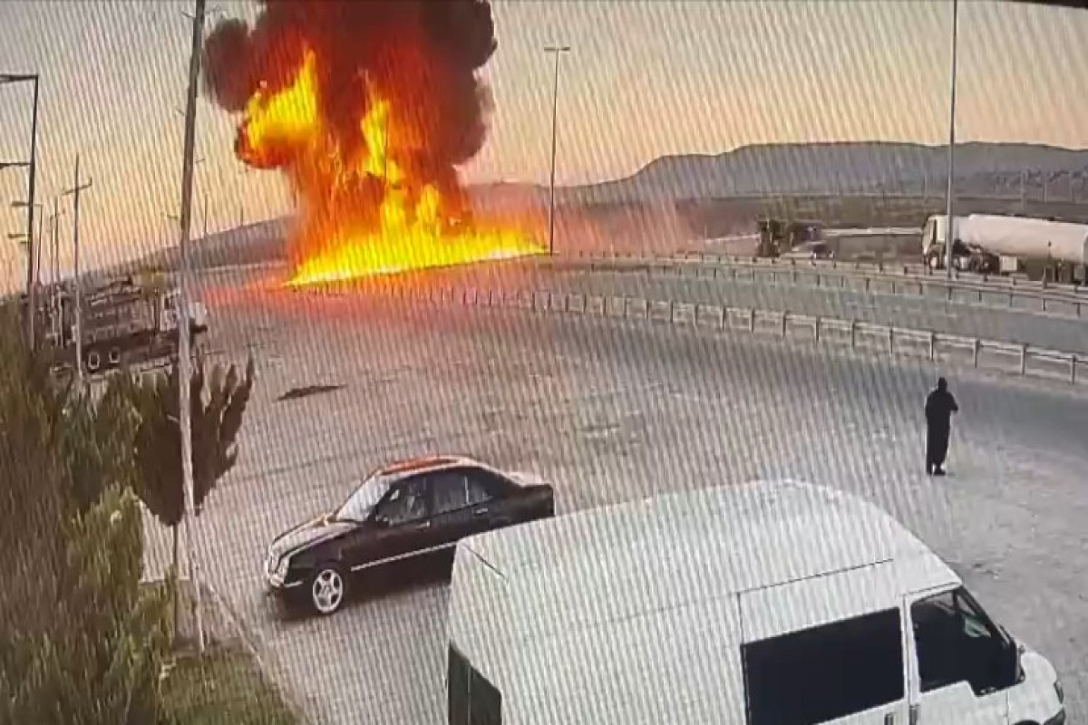 Распространены видеокадры взрыва, произошедшего во время ДТП в Гарадагском районе-ВИДЕО 