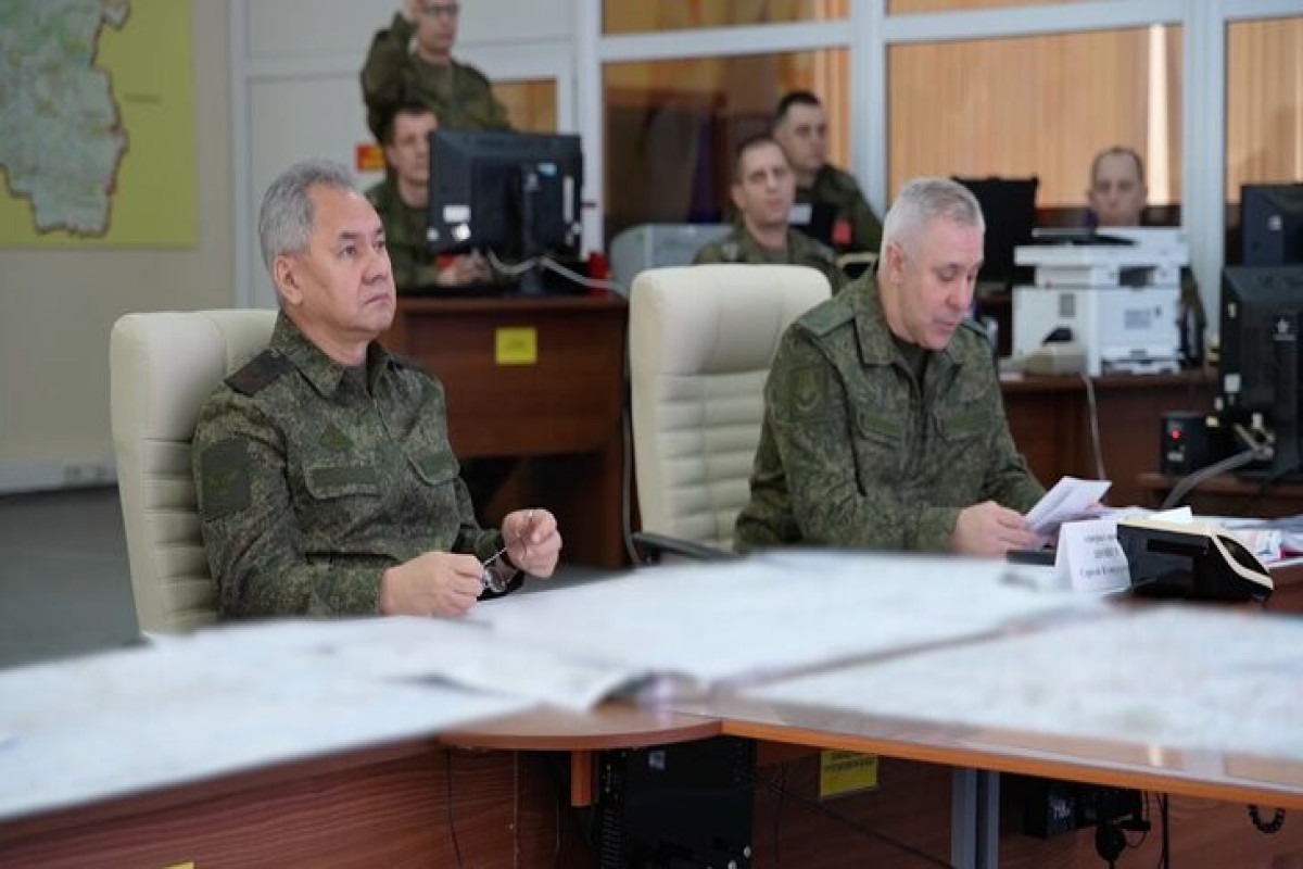 Шойгу заслушал доклад Рустама Мурадова