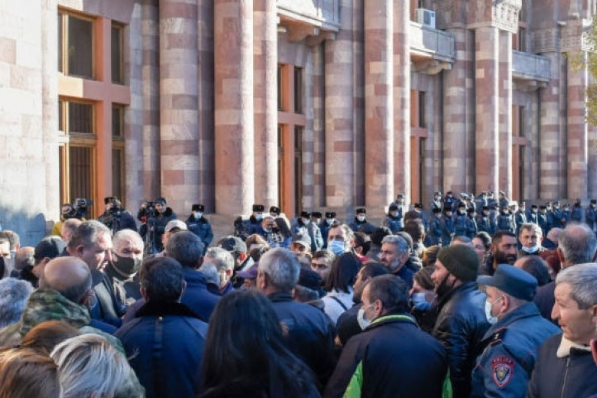 Родители погибших армянских солдат проводят акцию протеста у СК Армени