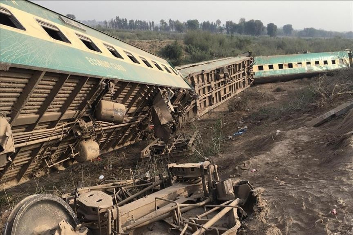 СМИ: В Пакистане сошел с рельсов пассажирский поезд
