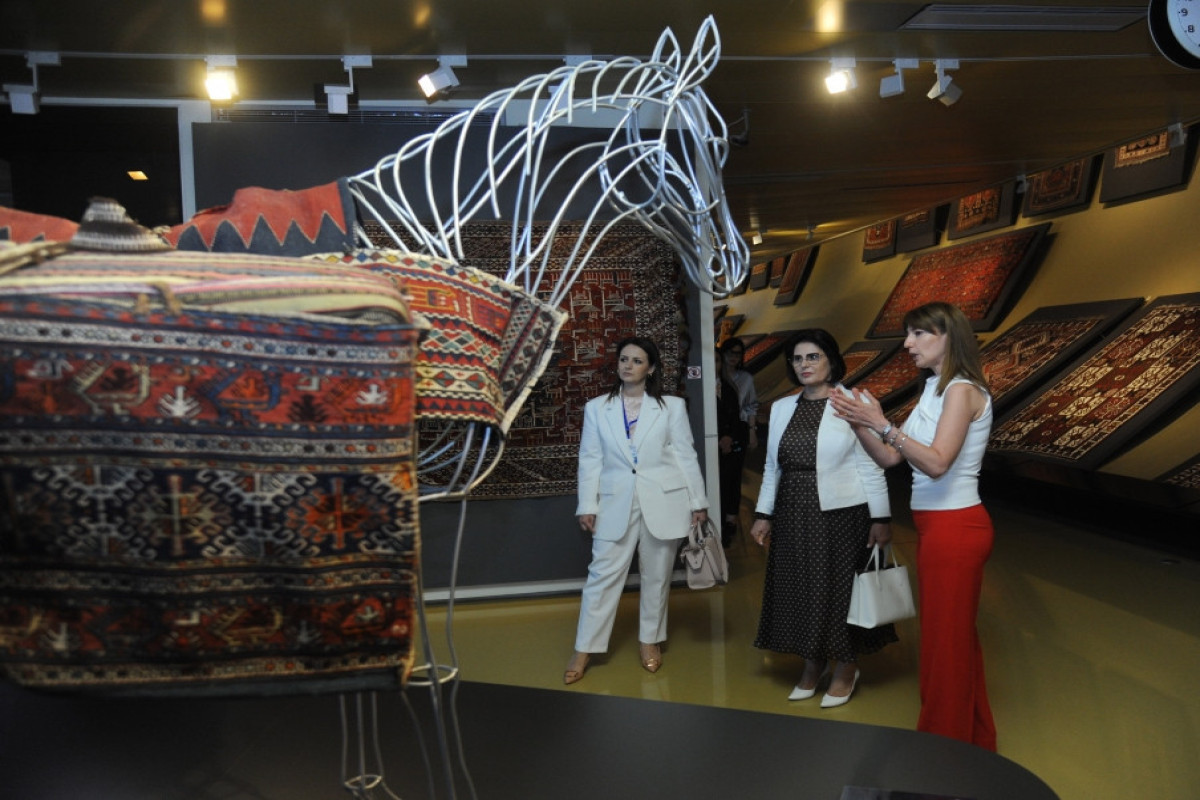 Первая леди Албании ознакомилась с Музеем ковра в Баку