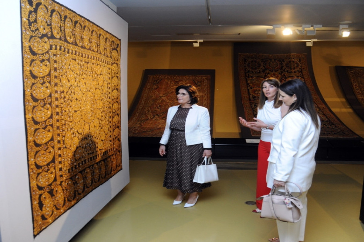 Первая леди Албании ознакомилась с Музеем ковра в Баку