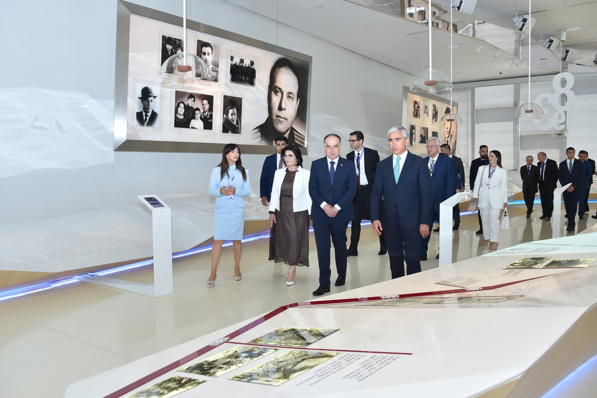 Президент и первая леди Албании ознакомились с Центром Гейдара Алиева