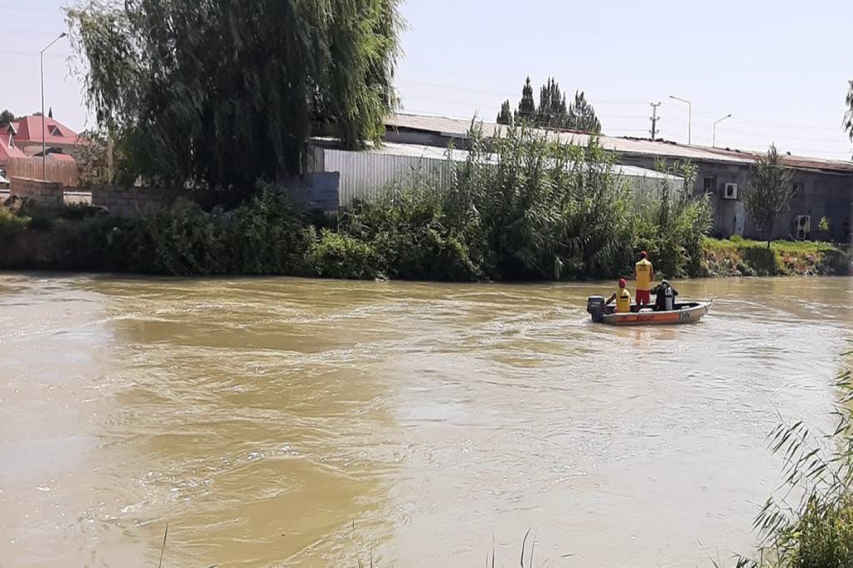Водолазы МЧС продолжают поиски 30-летней женщины, утонувшей в водоканале-ВИДЕО 