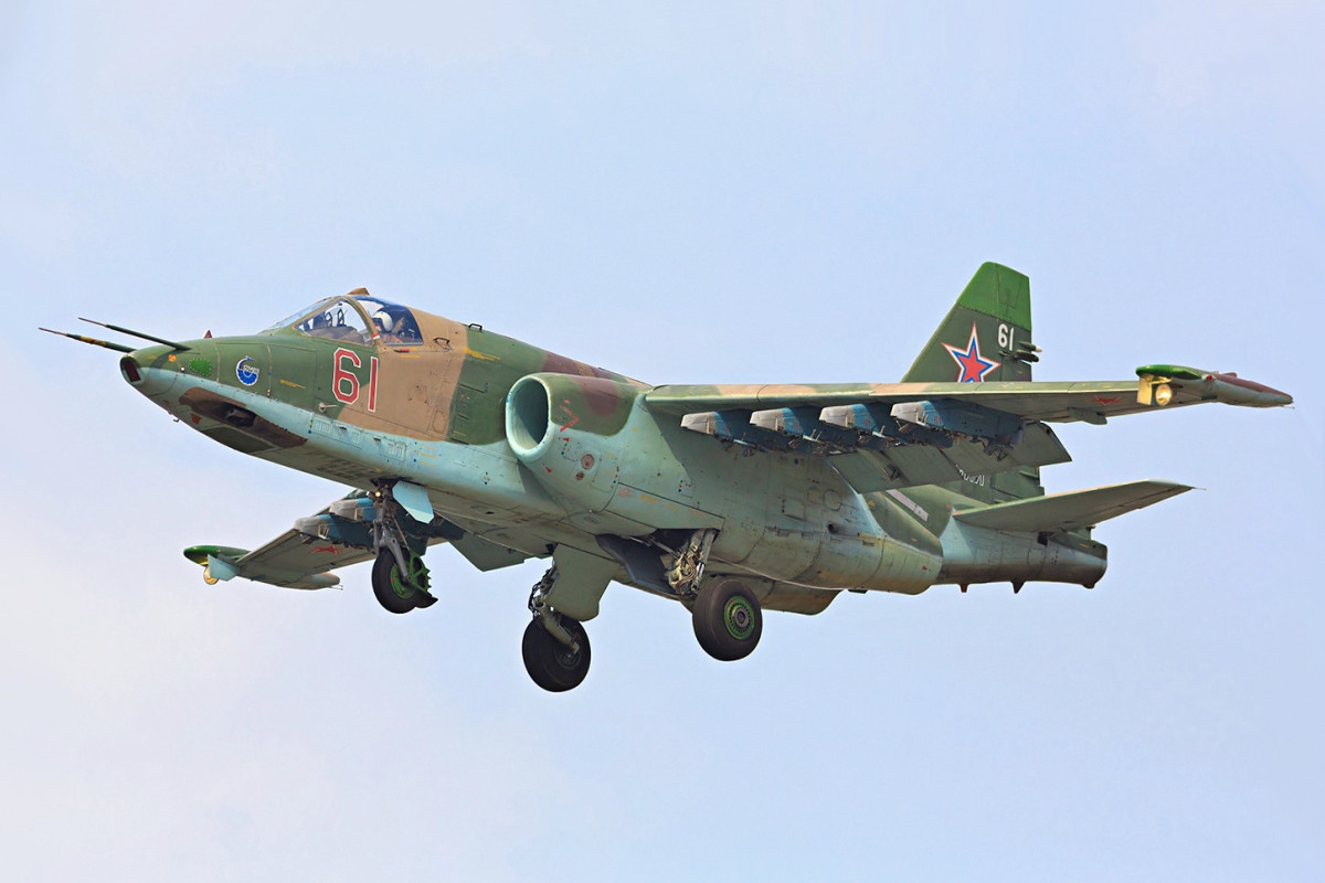 В России военный самолет Су-25 упал в море