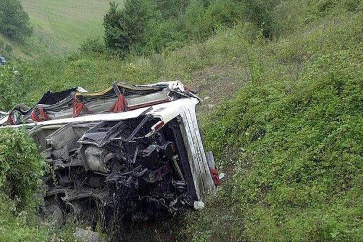 В Перу 12 человек погибли в результате падения автобуса с обрыва