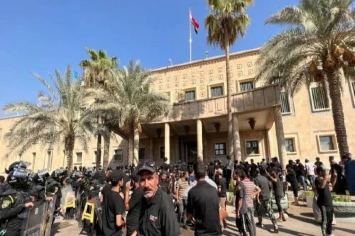 Reuters: Протестующие захватили и подожгли посольство Швеции в Багдаде-ВИДЕО 