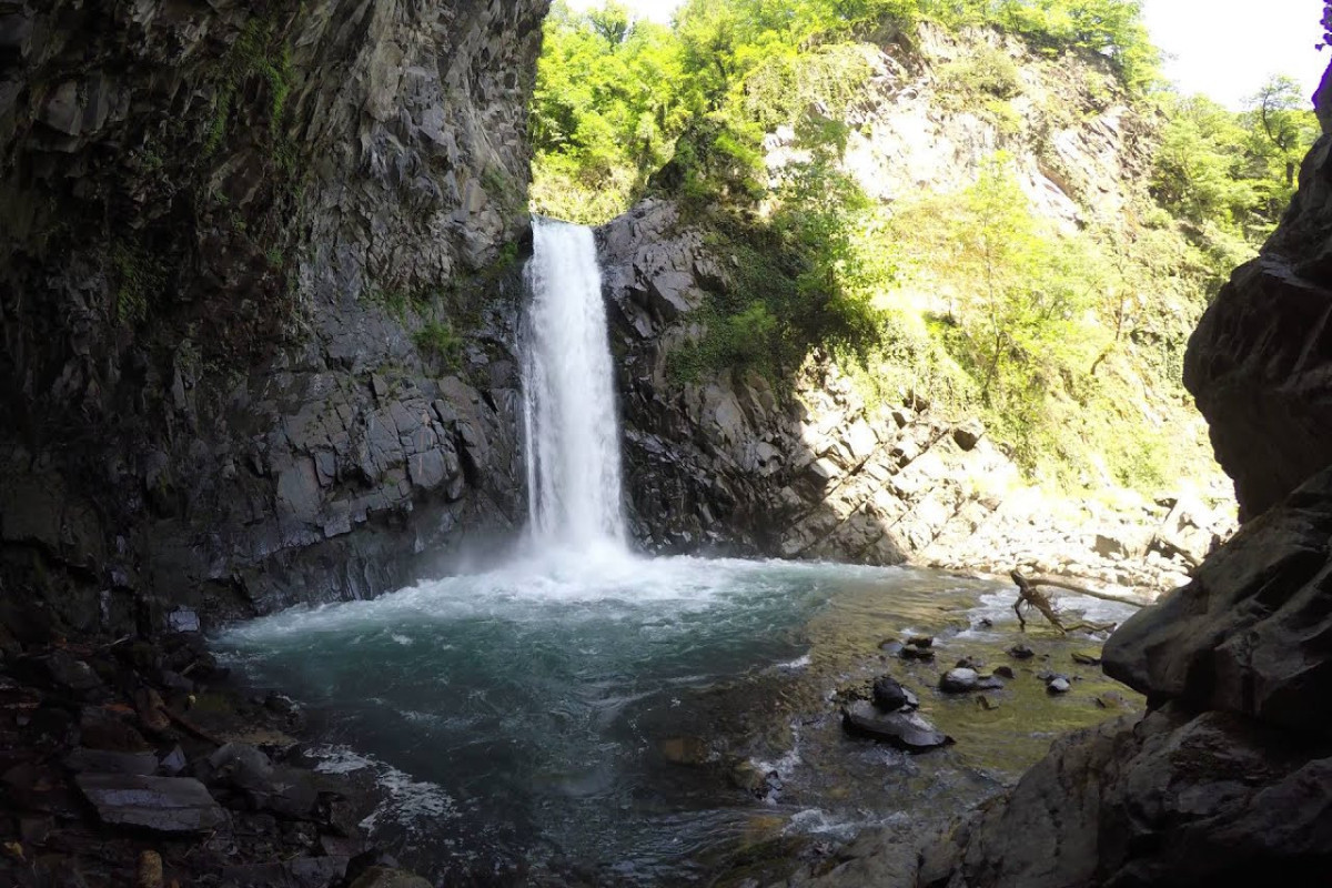 В Загатале пропали направлявшиеся к водопаду жители Баку, начались поиски-ОБНОВЛЕНО 