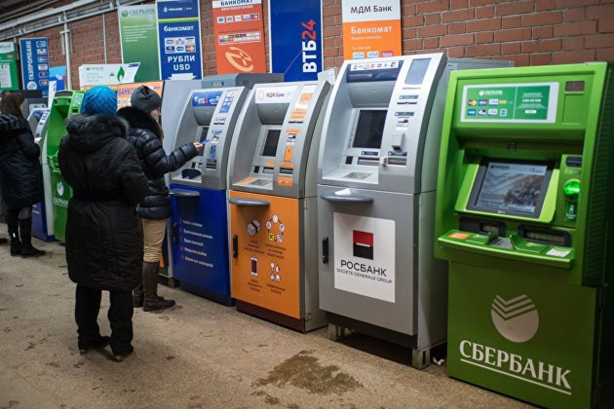Российские банкоматы перестали принимать доллары и евро