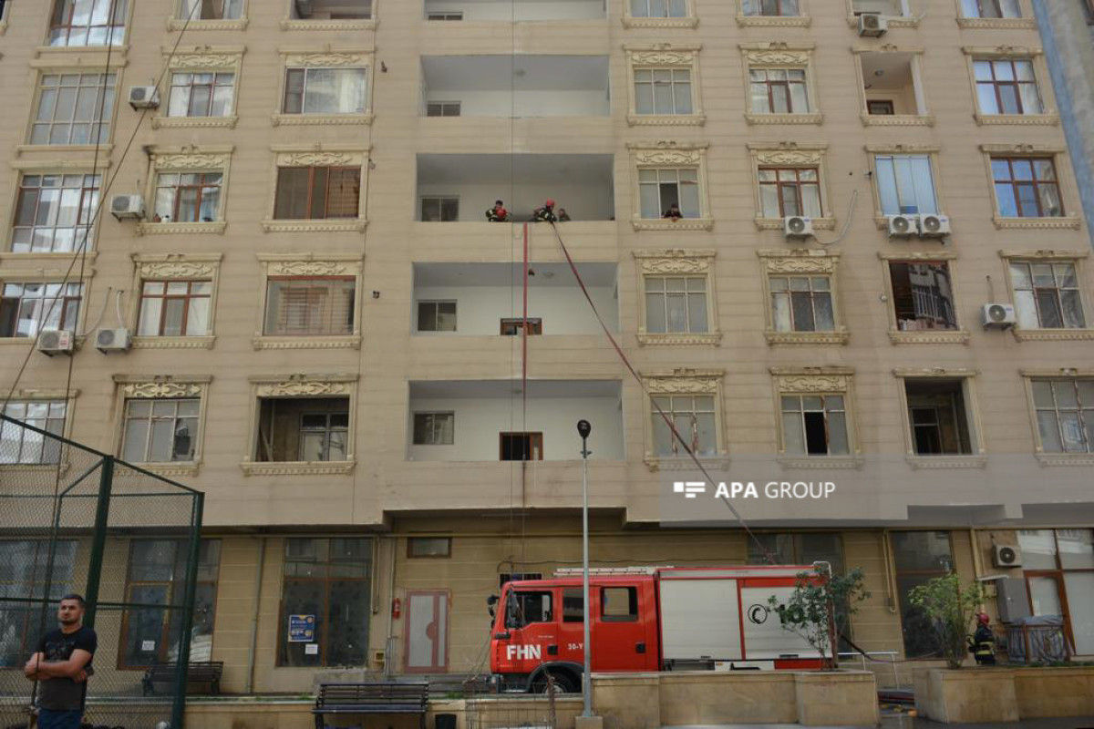 В жилом доме в Баку произошел пожар, эвакуированы 8 человек-ФОТО -ВИДЕО -ОБНОВЛЕНО-1 