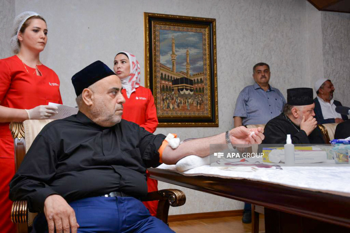 Аллахшукюр Пашазаде сдал кровь