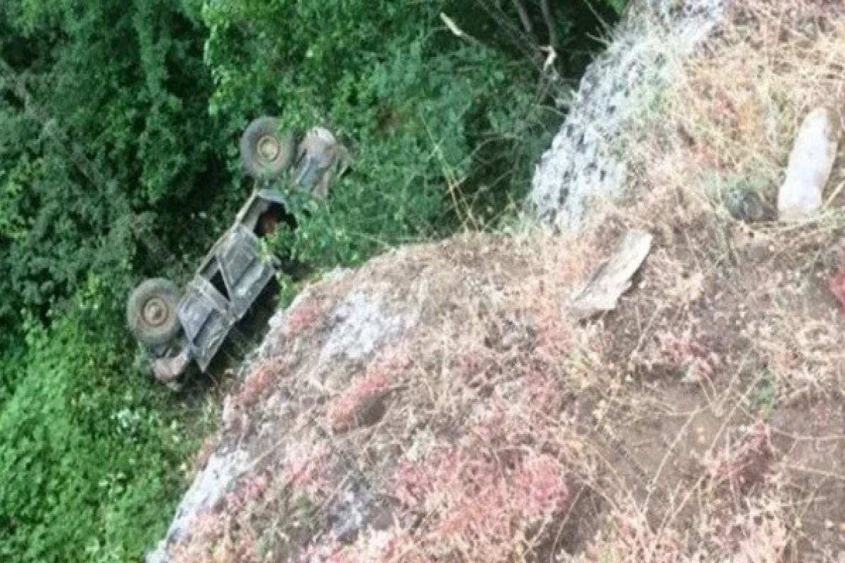 В Армении разбился военный автомобиль, два человека получили ранения