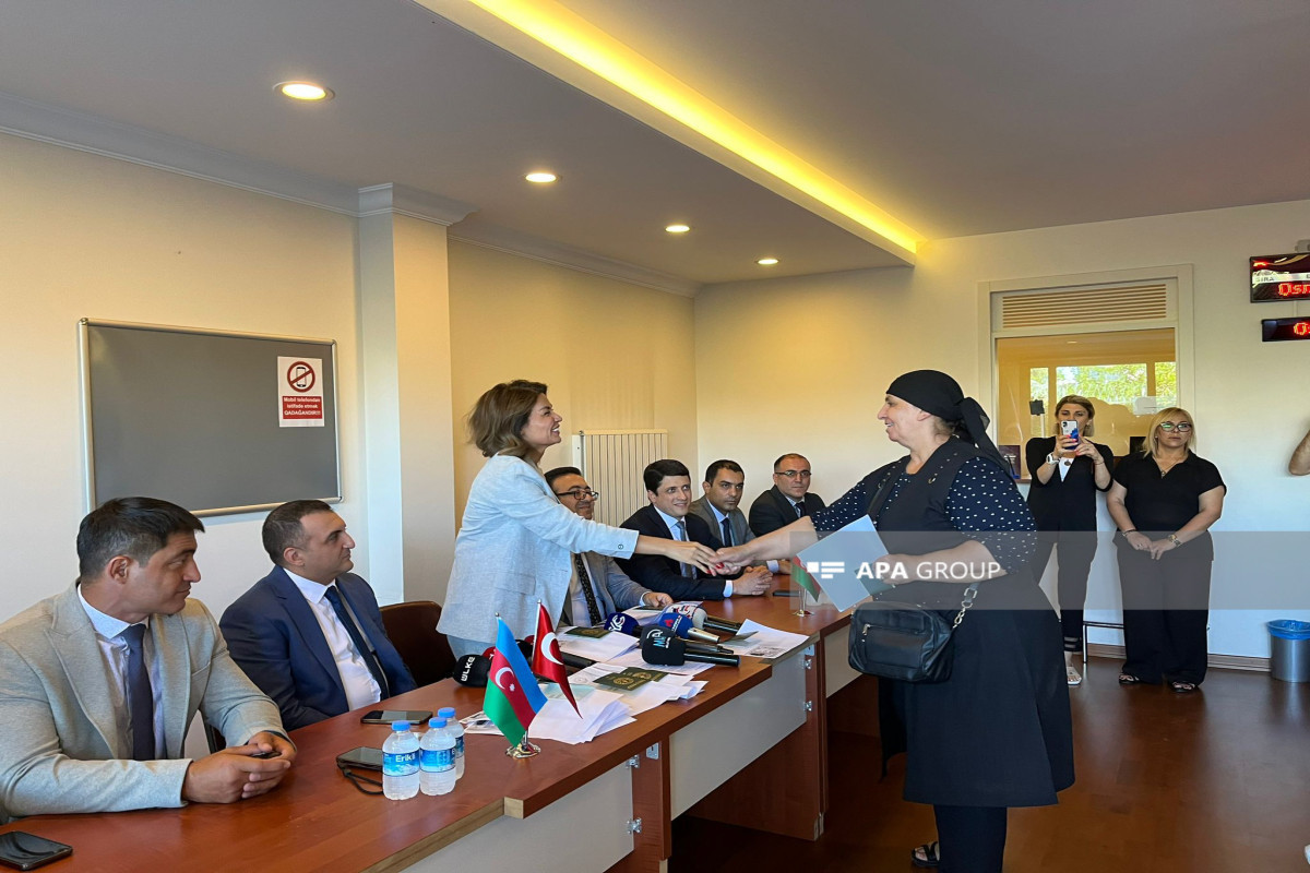 Группе проживающих в Турции без документов лиц, предположительно являющихся гражданами Азербайджана, выданы паспорта-ФОТО 