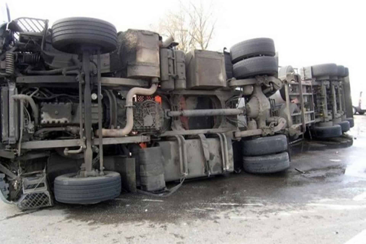 На дороге Баку-Газах столкнулись грузовики, погибли два человека