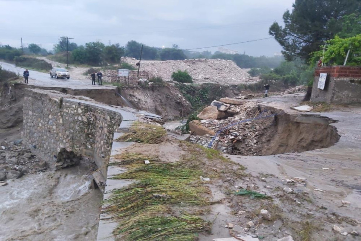 В Турции в результате наводнения обрушилась дорога, затопило дома - ФОТО 