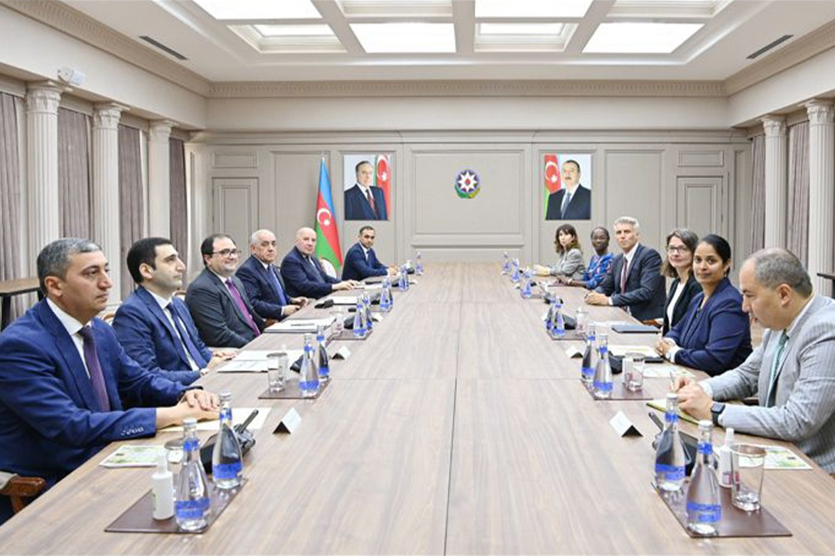 Али Асадов встретился с делегацией Всемирного банка