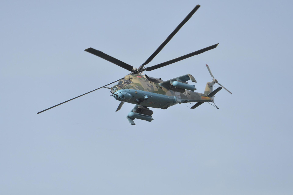 В Беларуси военный вертолет совершил жесткую посадку, есть пострадавшие