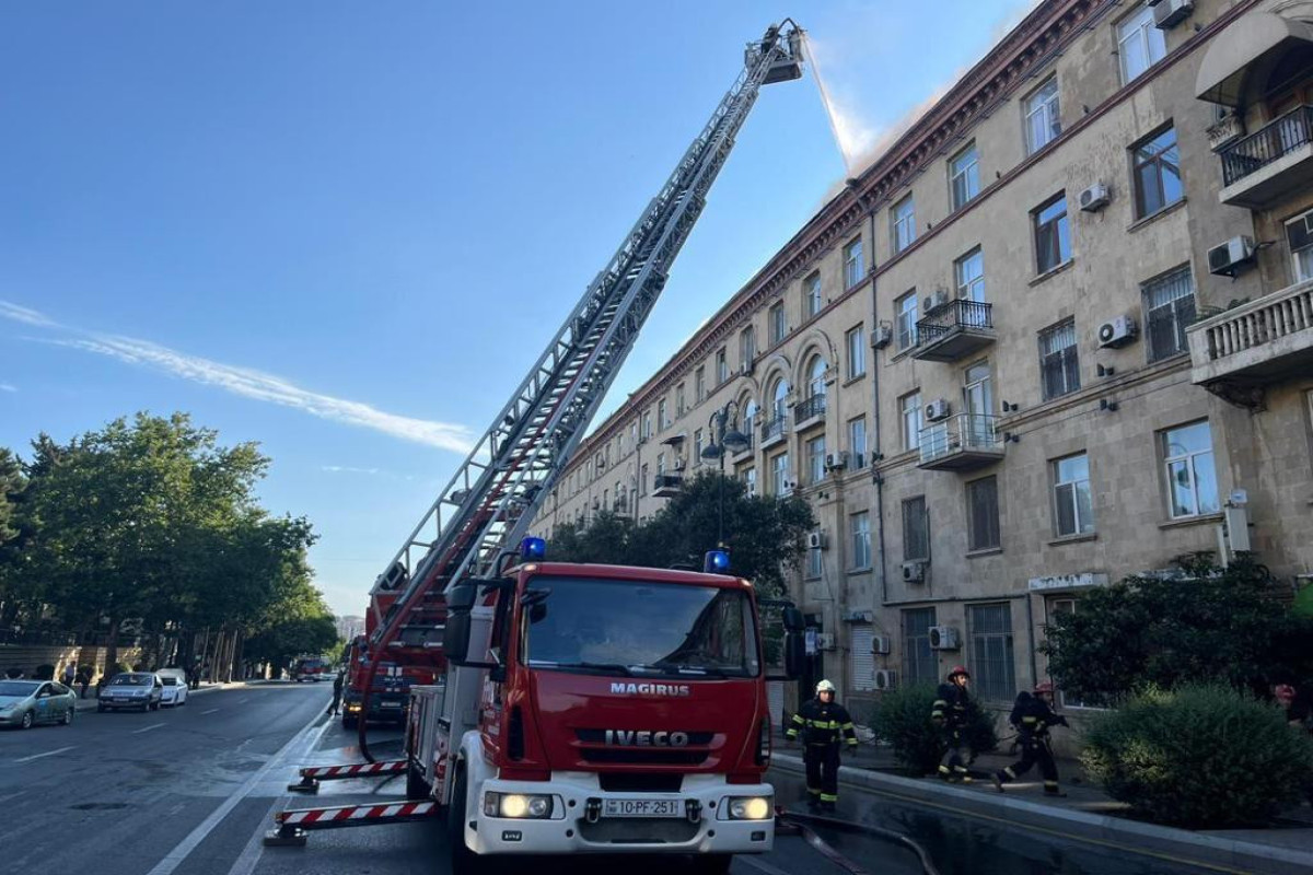 МЧС: В пожаре на проспекте Иншаатчылар сгорело 840 кв метров площади