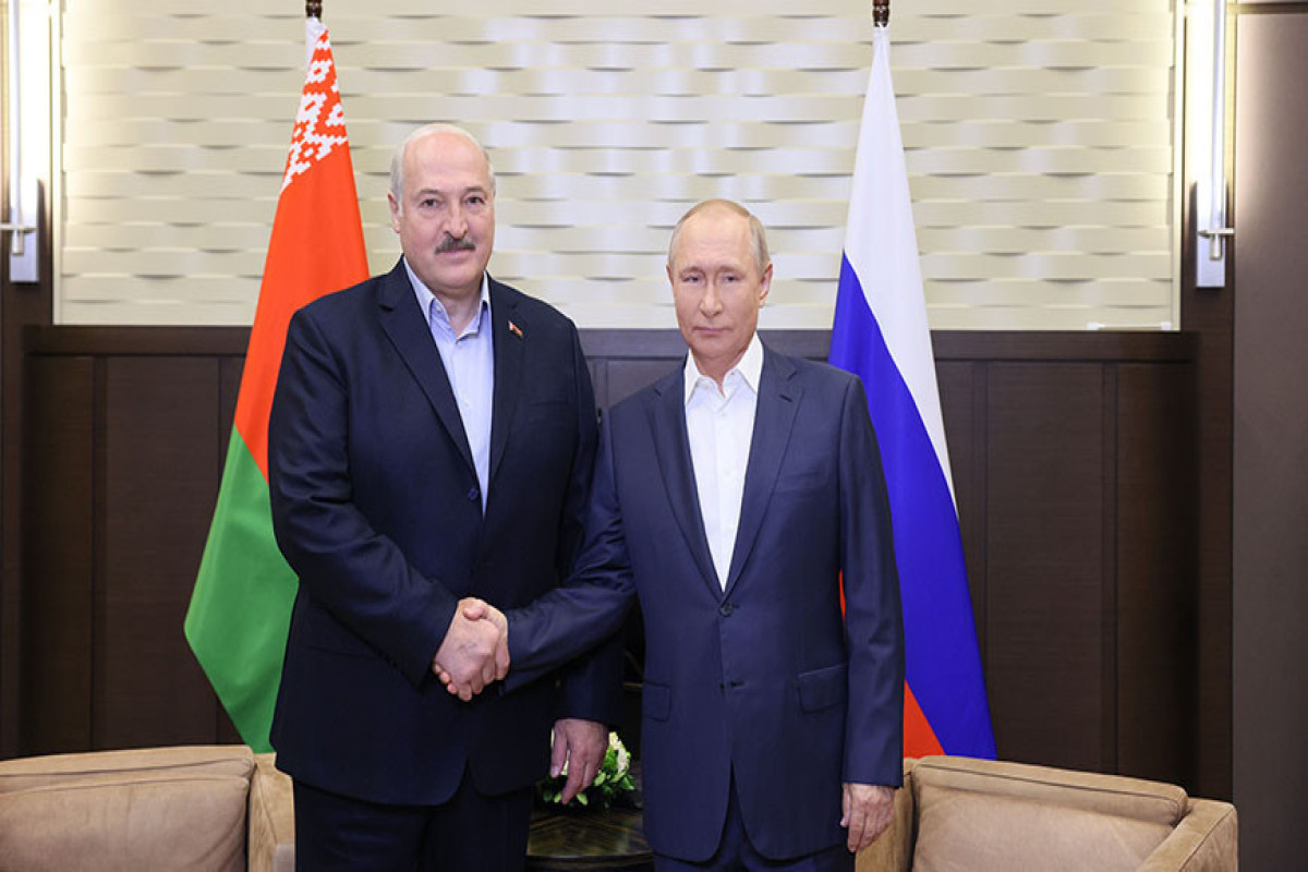 Путин проинформировал Лукашенко о ситуации в стране