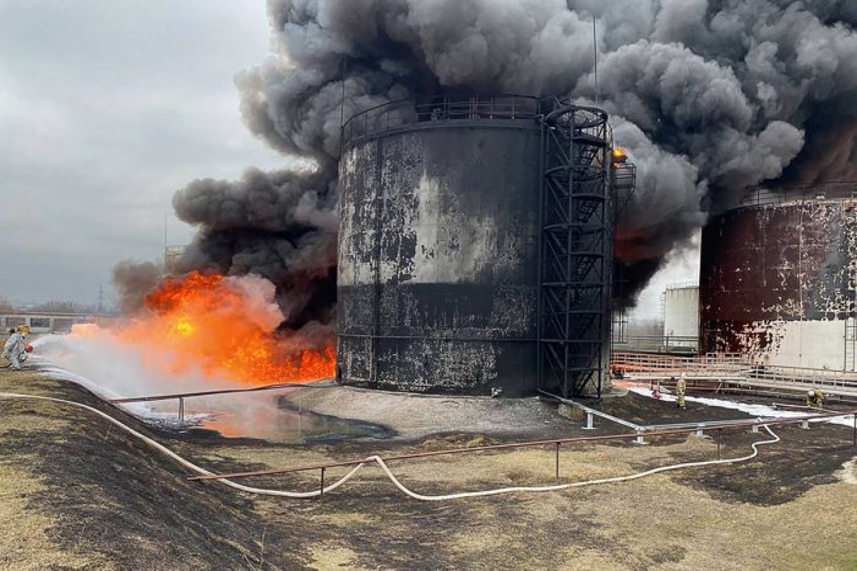 Крупный пожар произошел на нефтебазе в Воронеже