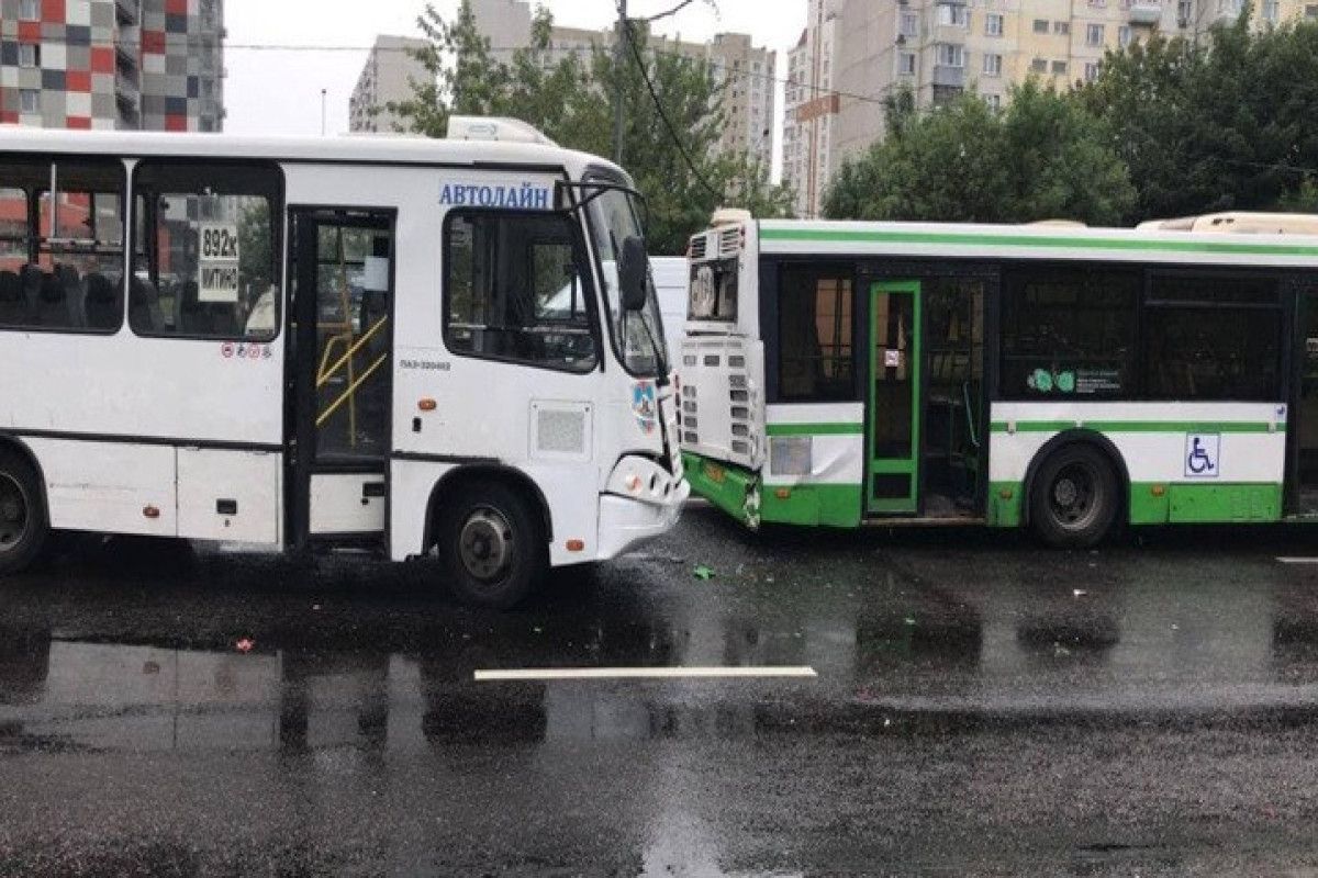 На западе Москвы столкнулись два автобуса, есть пострадавшие