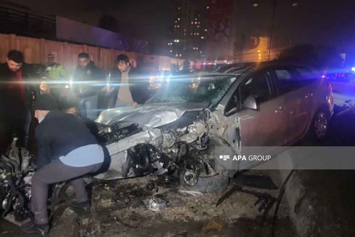 В Баку столкнулись два автомобиля, есть пострадавшие