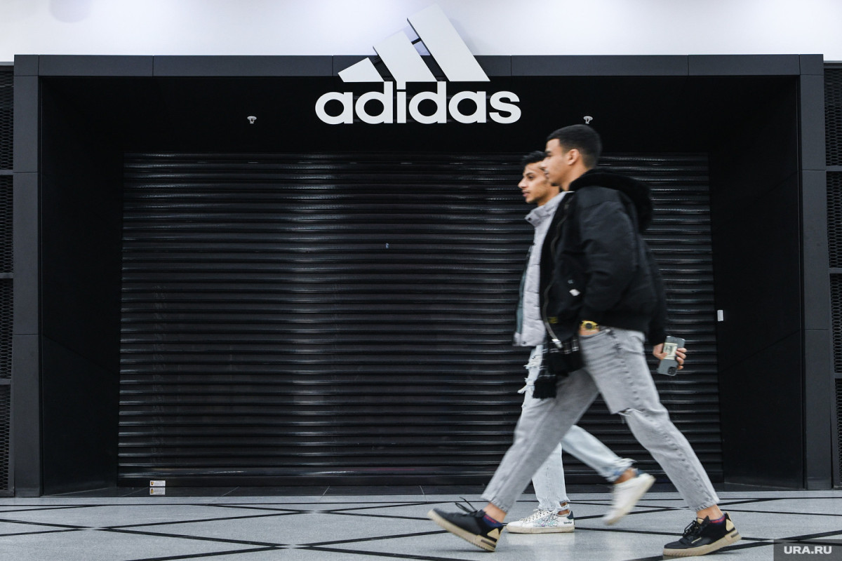 Adidas планирует продать подразделение в России