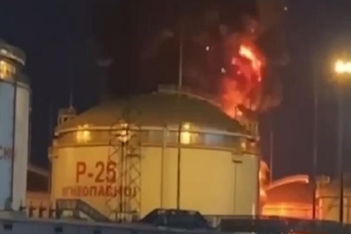 В России из-за атаки беспилотника загорелся резервуар нефтеперерабатывающего завода