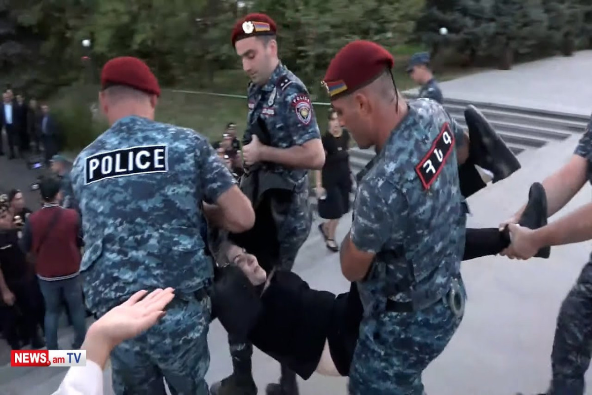 Родные погибших солдат проводят акцию у здания правительства в Ереване, есть задержанный