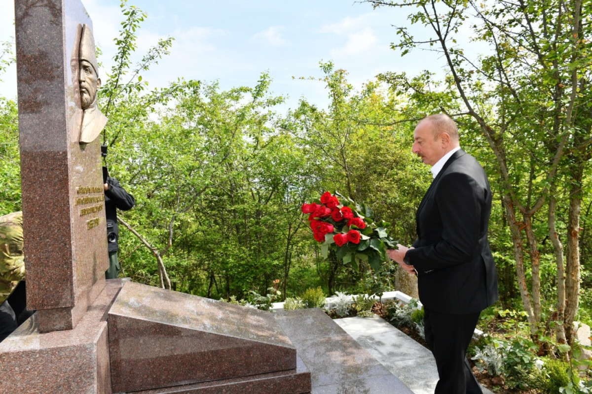 Президент Ильхам Алиев посетил могилу Мир Мохсуна Навваба Карабаги на Джыдыр дюзю-ОБНОВЛЕНО 