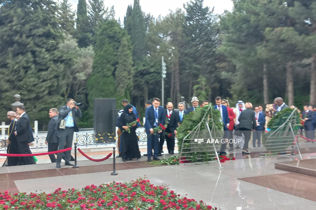 Зарубежные парламентарии посетили могилу Гейдара Алиева и Аллею шехидов