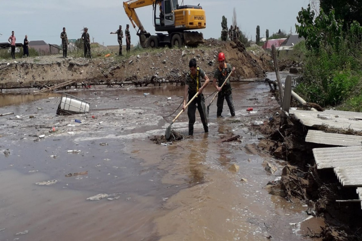МЧС: В Гяндже продолжаются меры по устранению последствий проливных дождей - ВИДЕО 