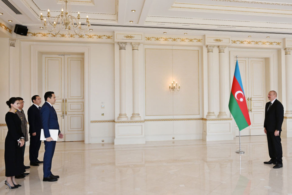 Президент Азербайджана принял верительные грамоты новоназначенного посла Казахстана