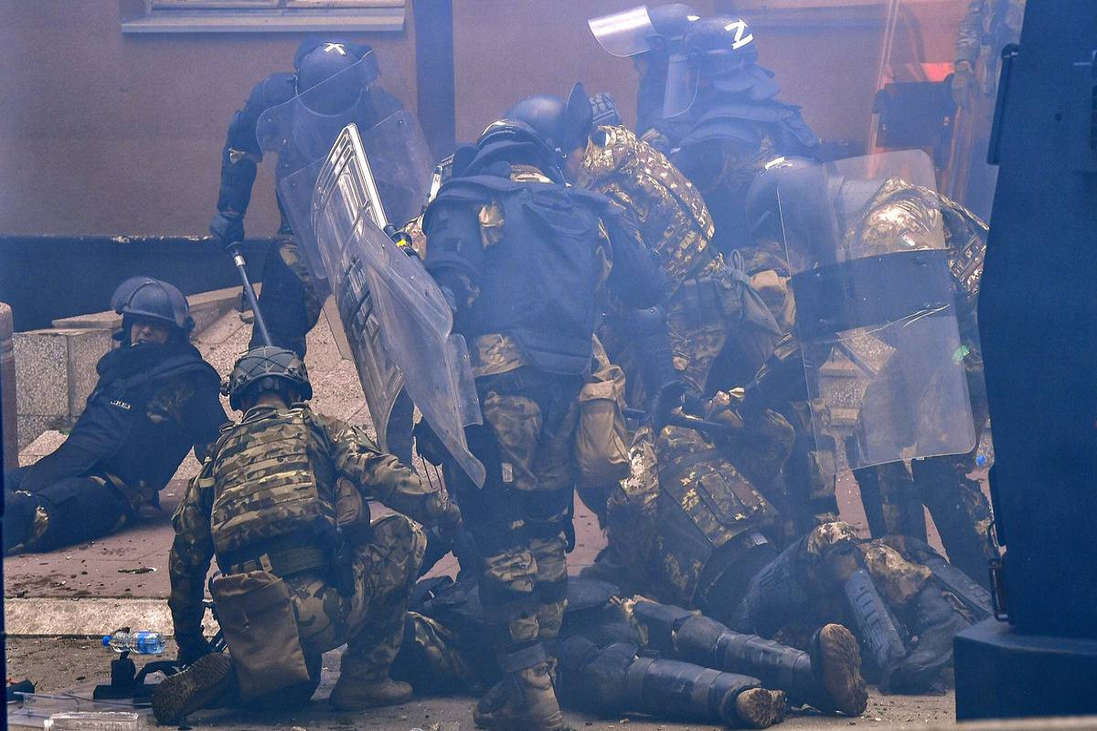 В столкновениях в Косово 25 военных миссии НАТО получили ранения