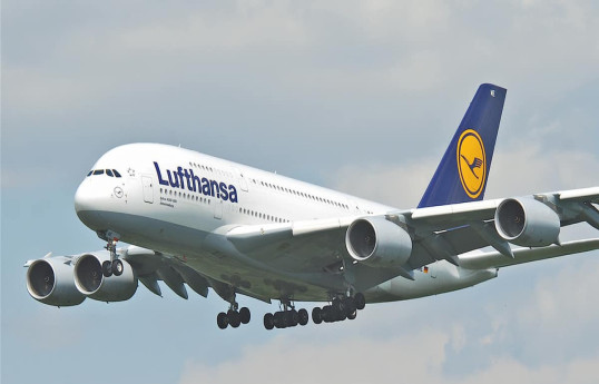 Самолет авиакомпании Lufthansa совершил вынужденную посадку в Баку
