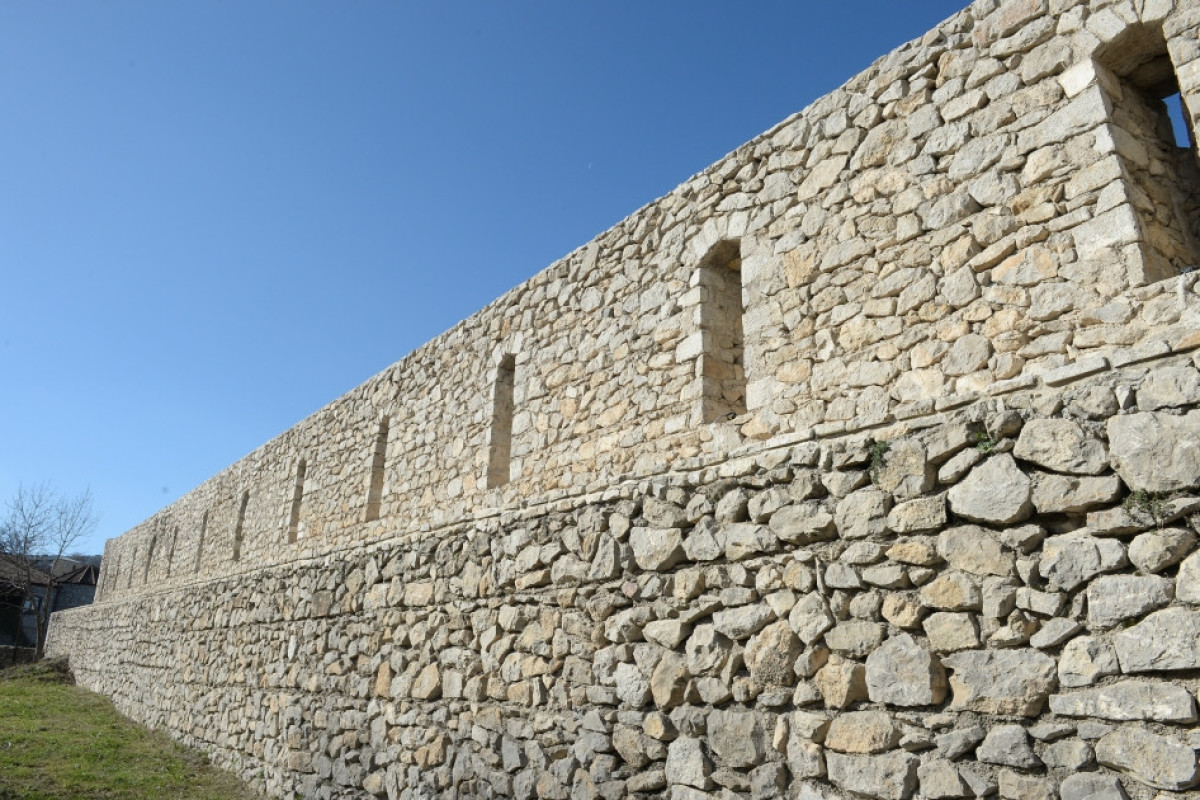Президент Ильхам Алиев осмотрел  Крепостную стену  и прилегающую территорию в Шуше-ФОТО 
